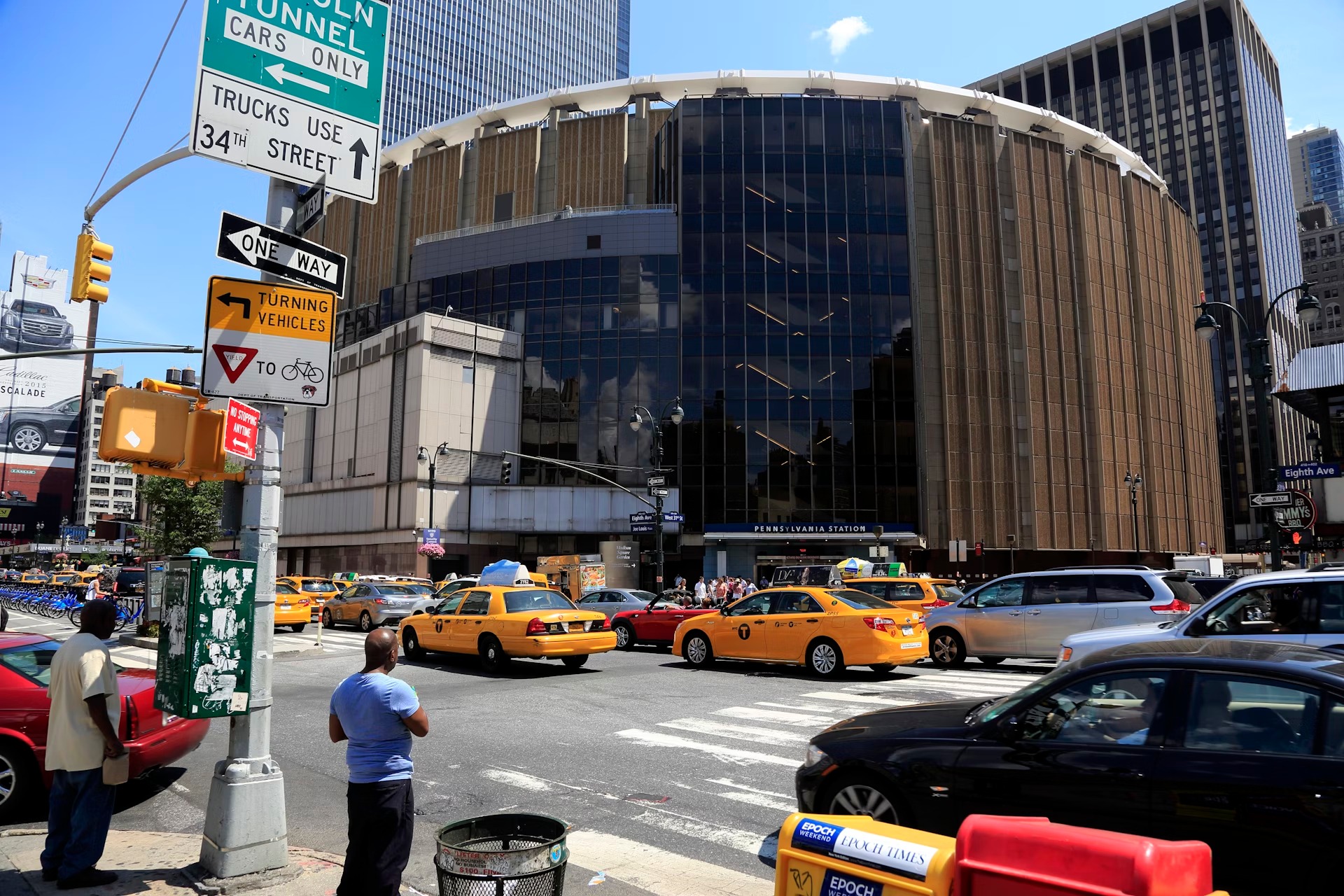 10. Tham gia các cuộc thi tại Madison Square Garden :Madison Square Garden (MSG) là nơi đến của NYC cho các môn thể thao đồng đội đầy kịch tính. New York Knicks chơi bóng rổ từ mùa thu đến mùa xuân, và nếu bạn đến xem một trận đấu, hãy mong đợi được nhìn thấy những người New York nổi tiếng. Có được chỗ ngồi bên sân để xem một trận đấu NBA trên sân nhà là một nghi thức đối với những người hâm mộ bóng rổ nổi tiếng, có thể là đạo diễn Spike Lee hoặc nhạc sĩ Alicia Keys. Rangers, đội khúc côn cầu quê hương của NYC, cũng thu hút đám đông MSG trong suốt mùa đông. Nếu bạn không thể mua được vé, hãy cân nhắc đến việc đi vào hậu trường - một  chuyến tham quan đi bộ kéo dài 60 phút sẽ đến các khu vực hậu trường bao gồm phòng thay đồ nơi các cầu thủ NBA và NHL chuẩn bị cho các trận đấu. Đường vòng: Các sự kiện thể thao mùa đông không chỉ dành cho con người. Vào tháng 2, những chú chó được đánh giá cao sẽ tham gia cuộc thi  Westminster Dog Show , sẽ trở lại MSG và Trung tâm Javits vào năm 2025. Tiếp tục chuyến đi theo chủ đề về chó của bạn tại Bảo tàng AKC Museum of the Dog , một bảo tàng ở Midtown dành riêng cho người bạn thân nhất của con người.Bruce Yuanyue Bi/Getty Images