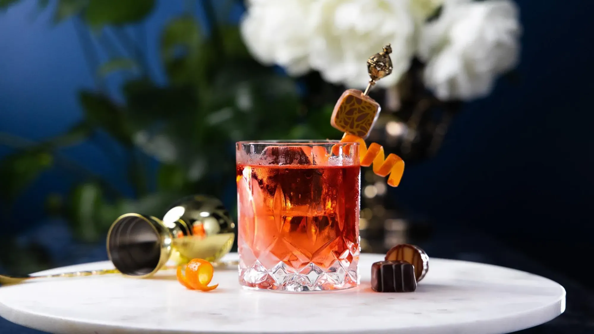 Thư giãn với một ly cocktail bên lò sưởi  Lò sưởi hoạt động có thể là mặt hàng hiếm ở NYC, nhưng vẫn có rất nhiều nơi để đắm mình trong ngọn lửa rực rỡ. Hãy quay về với phong cách cổ điển tại  McSorley's Old Ale House (mở cửa từ năm 1854) bằng cách nhâm nhi những cốc bia gần ngọn lửa ở phòng sau, hoặc giữ phong cách hiện đại tại  JIMMY , quầy bar trên tầng thượng có tầm nhìn toàn cảnh của ModernHaus Hotel với lò sưởi trong nhà. Những chiếc ghế nhung sang trọng bên trong  sảnh đợi của Bowery Hotel mang đến cảm giác như một cái ôm ấm áp; hãy gọi một ly Glenfiddich để hòa quyện với mùi hương của gỗ hun khói. Ấm cúng hơn nữa là  Black Mountain Wine House ở Carroll Gardens, Brooklyn, nơi bạn có thể nhâm nhi những ly rượu vang đỏ đậm đà trong khi những khúc gỗ nổ lách tách và nổ lách tách.   queenbeemixology