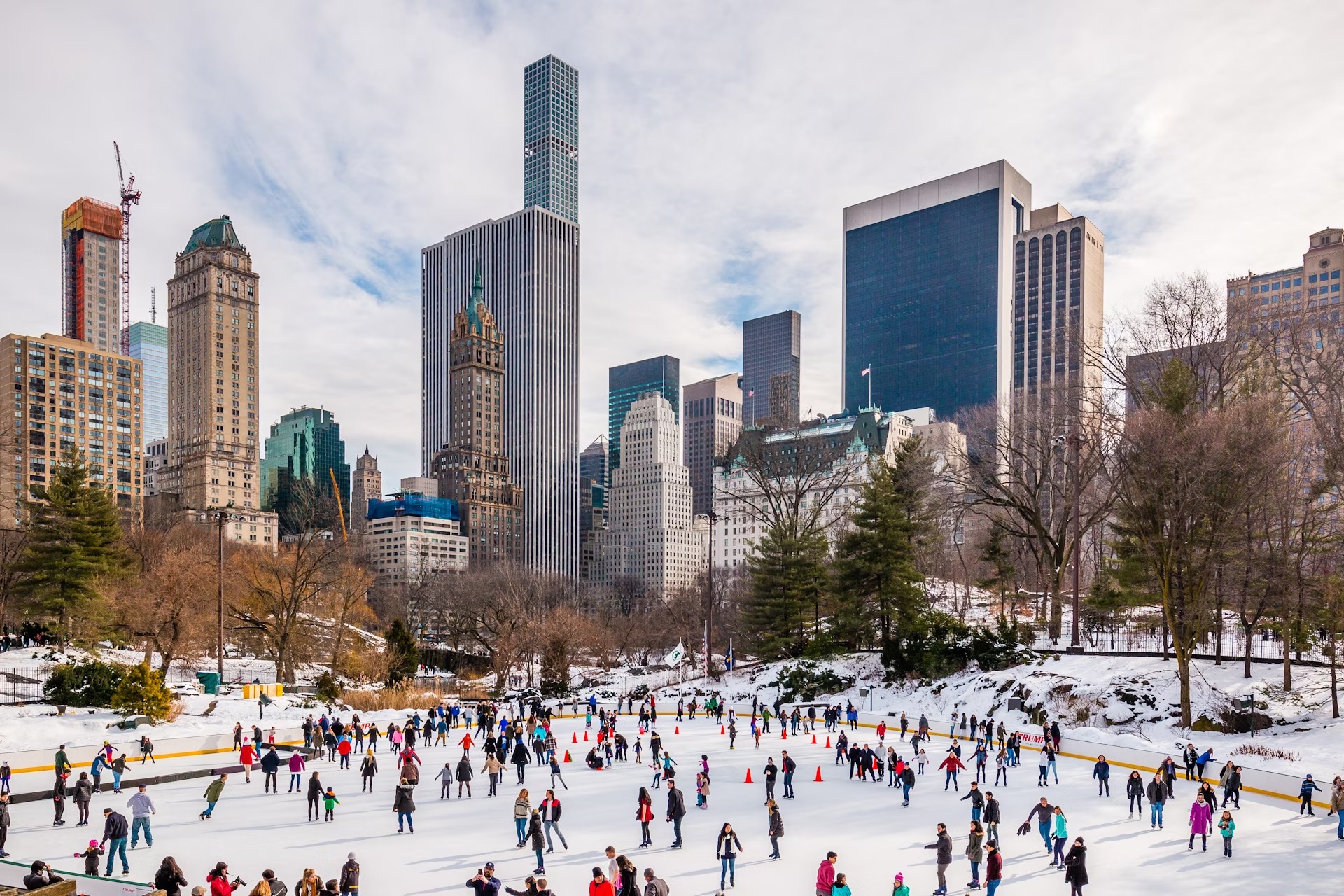 1. Trượt băng dưới bóng các địa danh của thành phố  NYC có rất nhiều sân trượt được mọi người yêu thích, từ những người trượt băng nghệ thuật chuyên nghiệp đến những người mới bắt đầu trượt ván. Ở Midtown, hãy lướt dưới bức tượng vàng Prometheus tại  Trung tâm Rockefeller (38 đô la trở lên, bao gồm cả giày trượt), lướt dưới Billionaires' Row tại Sân trượt băng Wollman của Công viên Trung tâm (22 đô la trở lên, bao gồm cả giày trượt) hoặc chạy quanh  Công viên Bryant (miễn phí, giá thuê giày trượt bắt đầu từ 15 đô la).  Đối với những ai thích ngắm cảnh Lower Manhattan, hãy chạy quanh  Sân trượt băng  tại South Street Seaport để ngắm toàn cảnh thành phố (13-40 đô la, bao gồm cả giày trượt) hoặc đến  Sân trượt băng Roebling  tại Công viên Cầu Brooklyn để lướt qua bên dưới cây cầu cùng tên và ngắm nhìn đường chân trời của FiDi từ xa (10 đô la, cộng thêm 17 đô la cho giày trượt). Hãy đến tất cả những địa điểm này vào giờ trong tuần để tránh đám đông. 