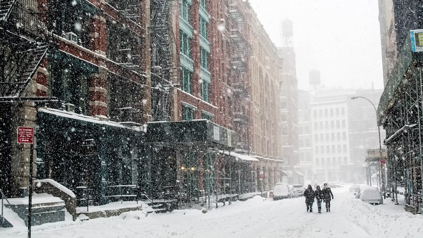 Mùa đông là mùa bị đánh giá thấp nhất ở New York , bị chỉ trích là lạnh, tối và buồn tẻ trong khi thực tế lại có rất nhiều hoạt động dành cho mọi loại du khách.  Sau khi Vũ hội Quảng trường Thời đại diễn ra vào ngày 1 tháng 1, lượng du khách sẽ giảm xuống, giúp bạn dễ dàng giành được chỗ ngồi đáng mơ ước trong các buổi biểu diễn, đặt chỗ tại nhà hàng ở những bàn tiệc hấp dẫn nhất thành phố và săn được ưu đãi về phòng khách sạn (hãy xem  Tuần lễ Khách sạn – kéo dài trong một tháng).   Chắc chắn, bạn có thể phải đối mặt với nhiệt độ giá lạnh trong suốt tháng 3, nhưng đó là lúc các bảo tàng rộng lớn và spa hơi nước của thành phố trở nên hữu ích. Vì vậy, đừng để những kẻ phản đối ngăn cản bạn. Sau đây là danh sách cuối cùng về các hoạt động nhất định phải làm khiến New York trở thành xứ sở thần tiên mùa đông .