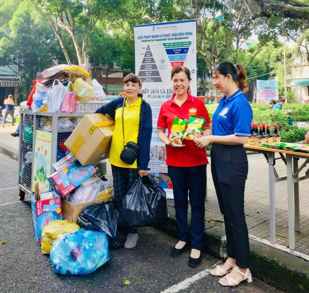 Bà Mai Thị Kim Dung (bìa trái) là một cán bộ hội cơ sở giỏi,  luôn đi đầu trong công tác vệ sinh môi trường, thu gom phế liệu