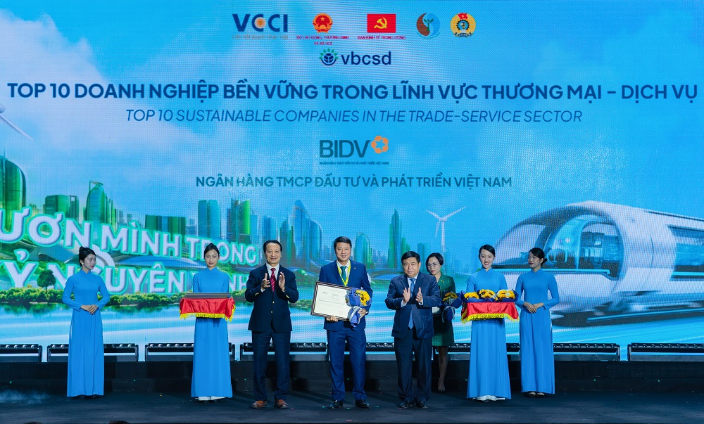 Tổng giám đốc BIDV Lê Ngọc Lâm đại diện ngân hàng nhận giải thưởng - Ảnh: BIDV