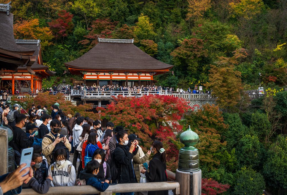 Du khách đổ xô chụp ảnh lá đỏ mùa thu tại đền Kiyomizudera, Kyoto, Nhật Bản - Ảnh: Travel Caffeine