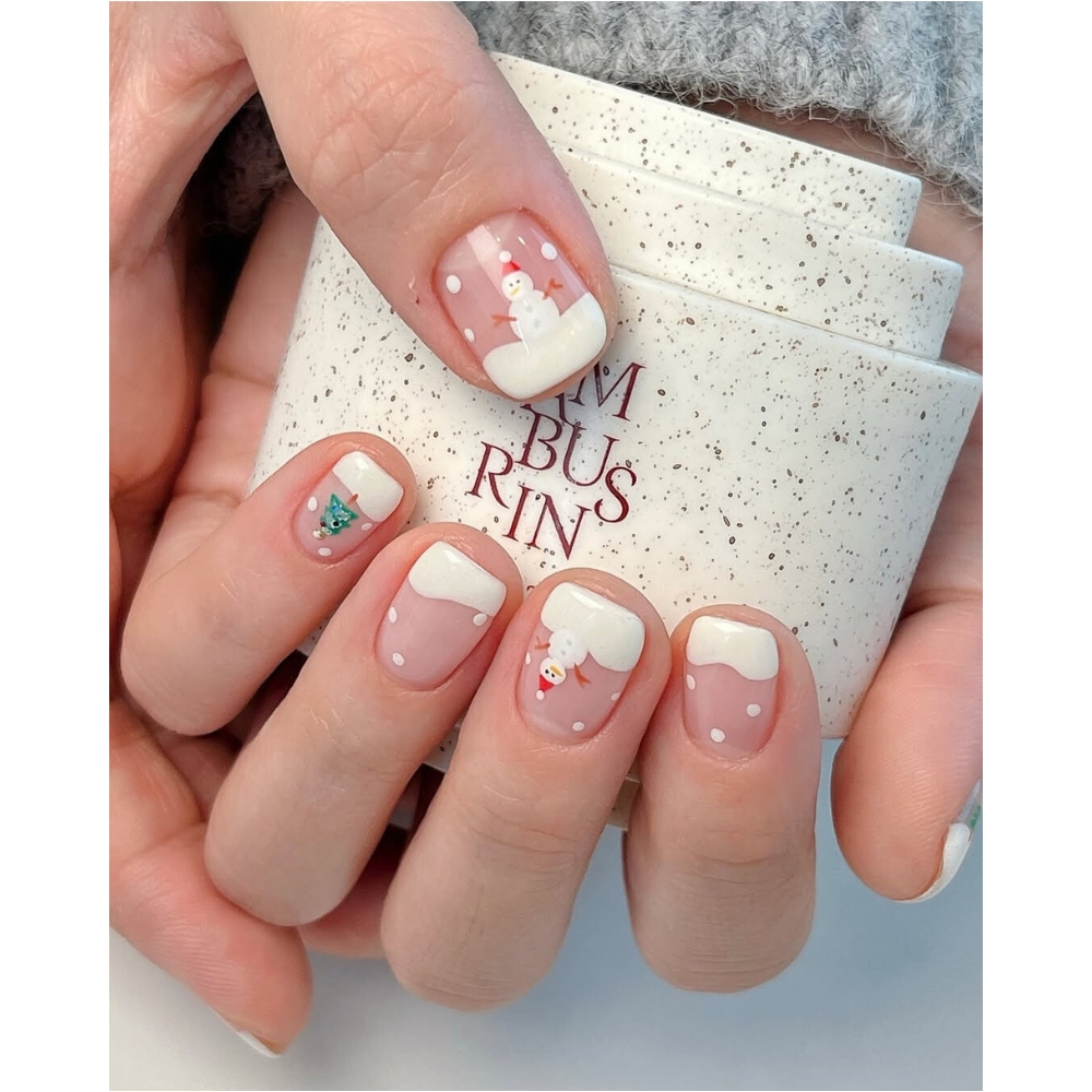 Mẫu nail tuyết trắng: Với nét vẽ dễ thương và bầu bĩnh, hình ảnh người tuyết cùng cây thông Noel dưới trời tuyết trên đôi tay bạn như một bức tranh mùa Đông đầy sống động. Để giữ cho kiểu móng bền đẹp hơn, bạn có thể phủ thêm một lớp sơn bóng ở bước cuối. Đối với những cô nàng yêu thích phong cách ngọt ngào và trẻ trung, đây chắc hẳn sẽ là mẫu nail lý tưởng không thể bỏ qua trong dịp cuối năm này.