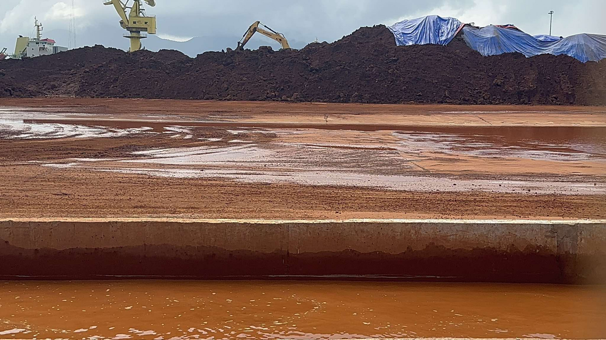 Núi” quặng bauxite có nguồn gốc từ Lào được chở về tập kết trong khu cảng của Công ty TNHH MTV Hào Hưng Huế không được che chắn đúng chuẩn