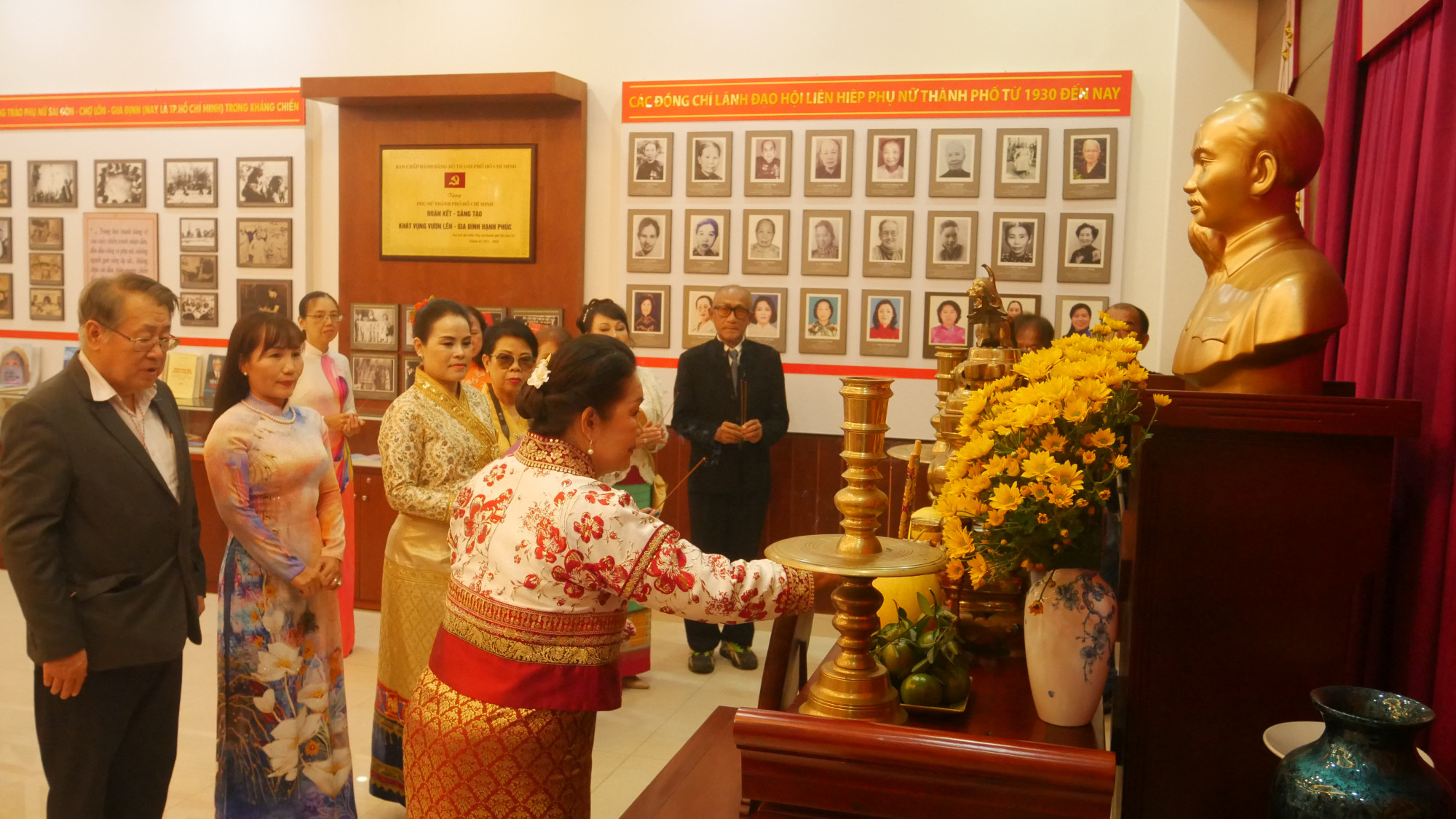 Đoàn đại biểu Hội Phụ nữ và Hội Nhà báo tỉnh Chiang Mai dâng hương, tưởng niệm Chủ tịch Hồ Chí Minh tại Phòng truyền thống Hội LHPN TPHCM