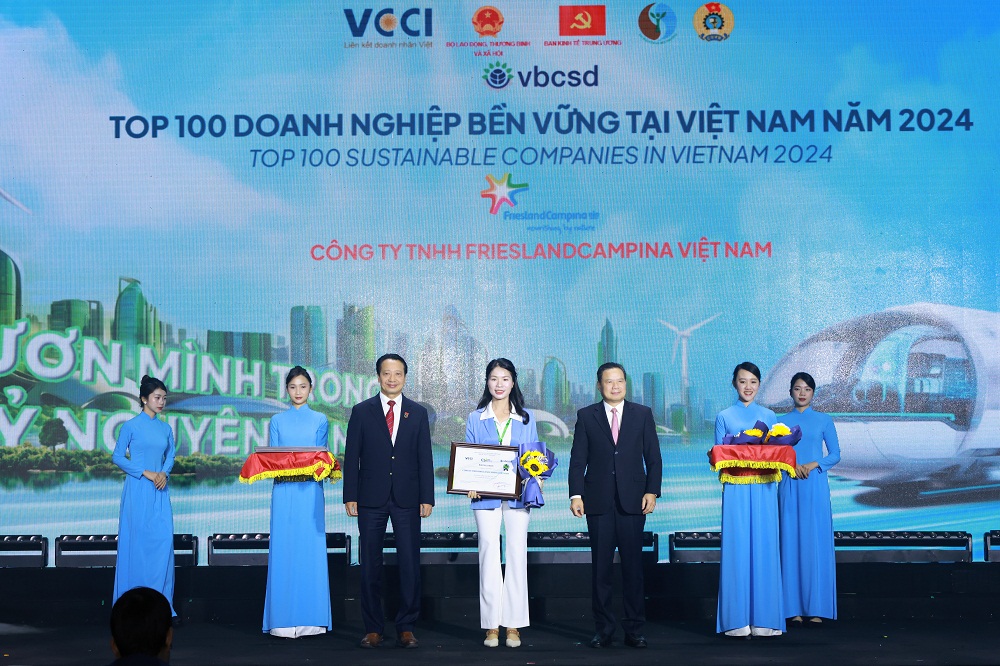 Bà Lê Thị Thúy Hào (giữa) - Giám đốc nhà máy Hà Nam của FrieslandCampina VN nhận giải thưởng Top 100 doanh nghiệp bền vững Việt Nam - Ảnh: FCV