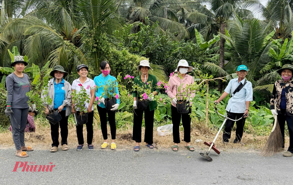 Phụ nữ phường 7, TP Tân An (tỉnh Long An) chung tay trồng cây xanh, tạo cảnh quan đô thị - Ảnh: M.T.