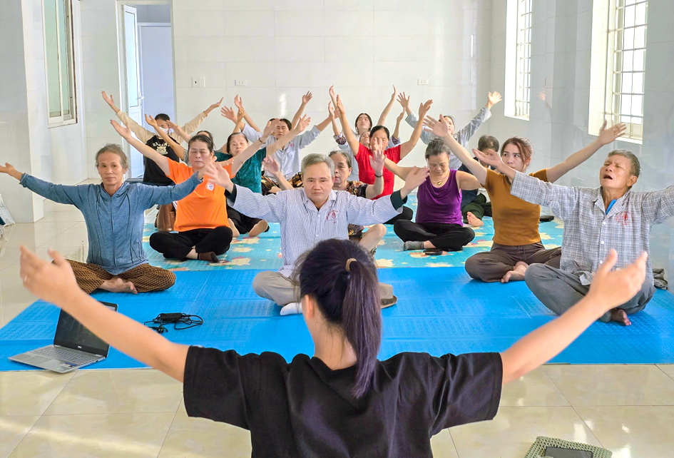 Bệnh nhân tham gia lớp yoga cười ở Bệnh viện Đa khoa TP Vinh - ẢNH: P.N. 