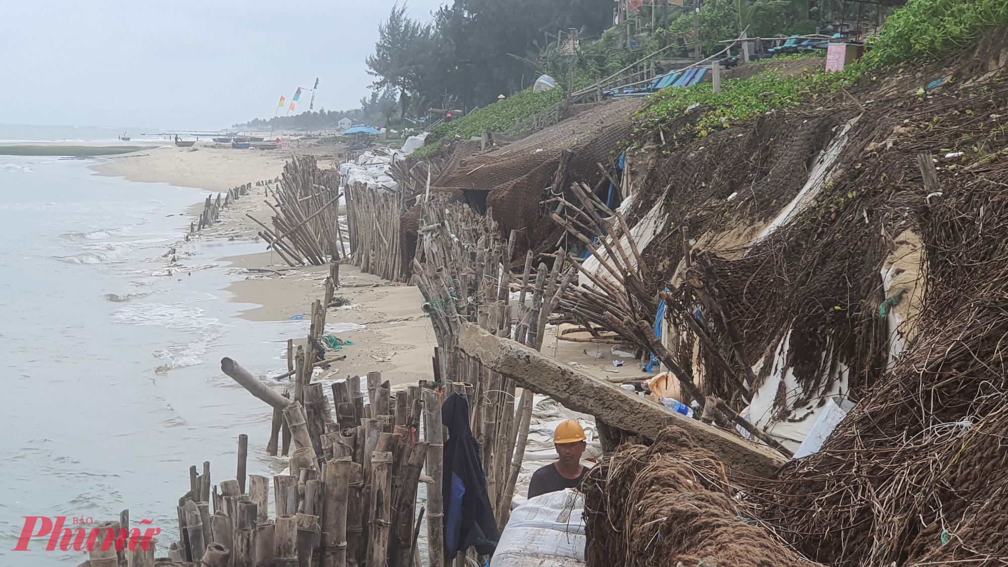 Chính quyền phường đã đã báo cáo, đề xuất UBND TP Hội An hỗ trợ kinh phí, vật tư để tổ chức khắc phục bước đầu. Tuy nhiên, thời tiết bất lợi liên tục kéo dài nên việc khắc phục của chính quyền chưa triển khai.