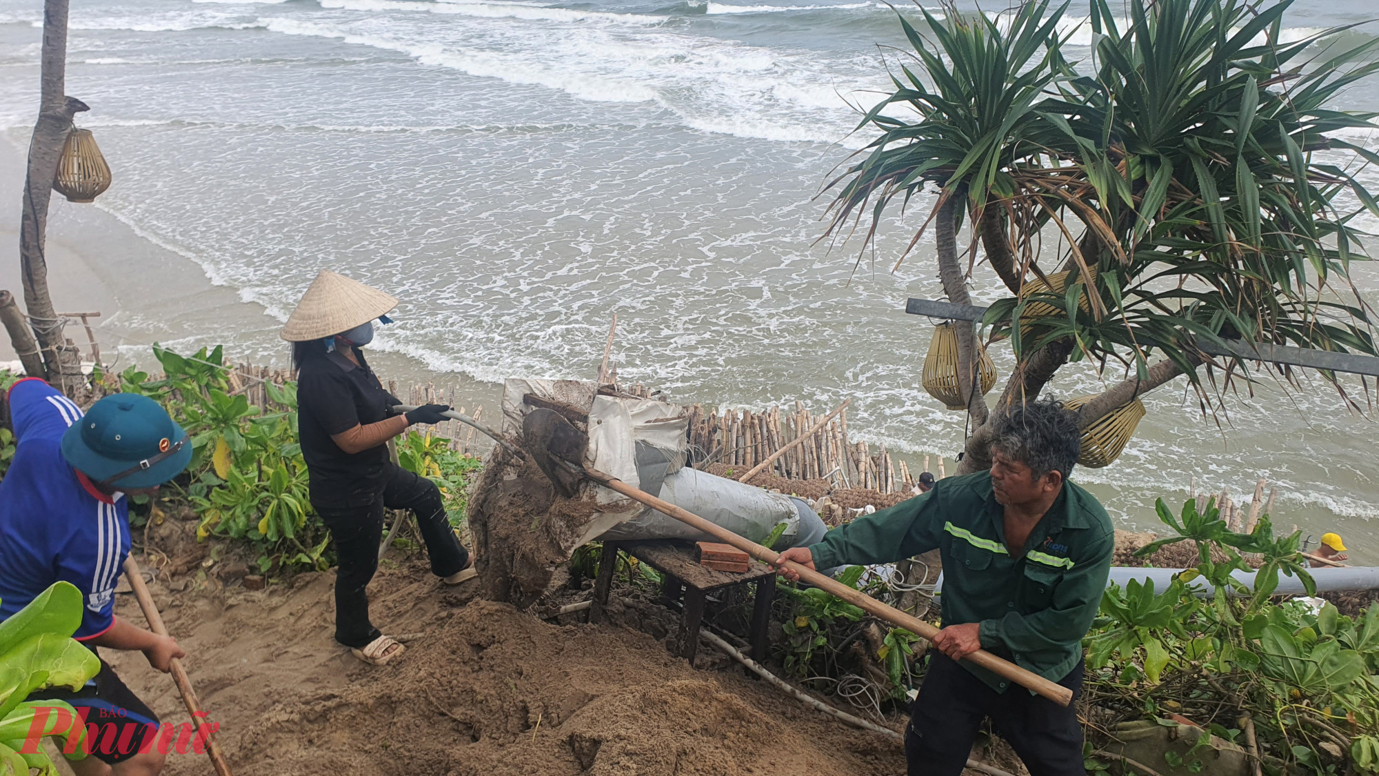 Nhiều tuần qua, bà Hà cũng như những người dân ở khu vực bờ biển này đã phải liên tục mua bao tải, đất cát, cọc tre…về để gia cố tạm hạn chế sạt lở sâu vào nhà.