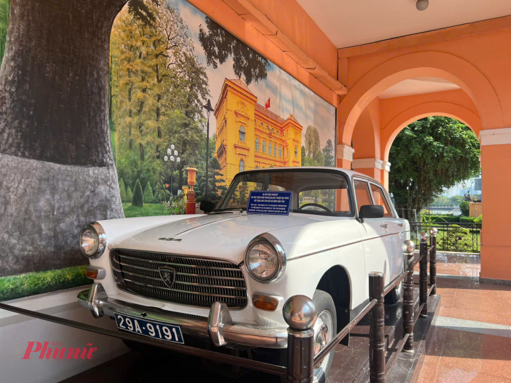 Chiếc xe hơi hiệu Peugeot cổ điển từng được sử dụng phục vụ Bác.