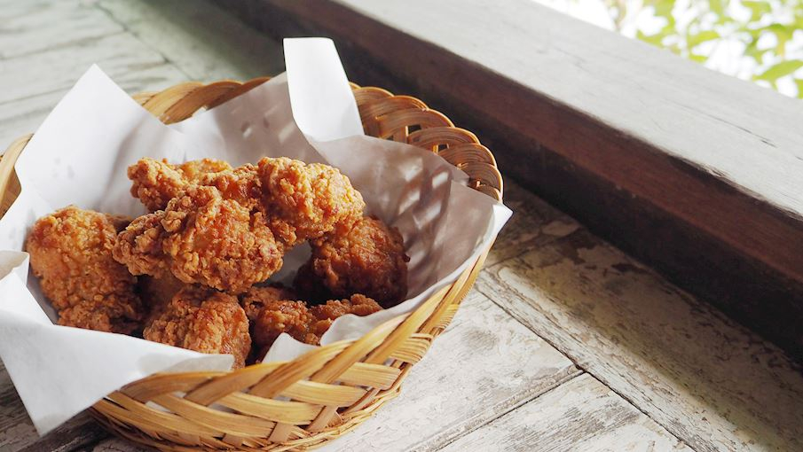 Karaage nổi tiếng với cách làm đơn giản nhưng hương vị khác biệt. Thịt gà tẩm bột – chủ yếu là tinh bột khoai tây và sử dụng phần đùi, ức, cổ và cánh. Chúng được tẩm ướp trong hỗn hợp nước tương, gừng, muối, tỏi, trái cây và nhiều loại gia vị khác. Các thành phần bí mật đã tạo nên cảm giác khó quên khi bạn cắn miếng đầu tiên.