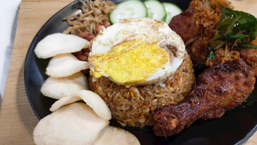 Nasi Goreng Ayam là món cơm chiên gà nổi tiếng trong ẩm thực Indonesia và Malaysia. Món này được làm từ cơm nguội chiên cùng thịt gà xé nhỏ, hành, tỏi, ớt và gia vị như tương đậu nành (kecap manis) tạo vị ngọt đặc trưng. Thường món ăn còn được trang trí với trứng ốp la và rau sống.  Món ăn có hương vị đậm đà, cay nhẹ và ngọt dịu, là món ăn phổ biến trong các bữa ăn hàng ngày, đặc biệt là bữa sáng hoặc ăn vặt.