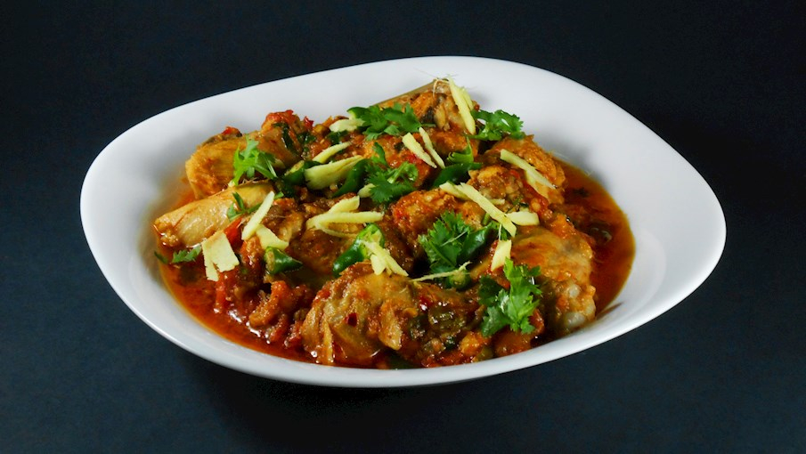 Murgh Karahi (Chicken Karahi) là món gà nấu trong nồi karahi (chảo sâu) nổi tiếng trong ẩm thực Pakistan và Ấn Độ, đặc biệt ở Punjab. Món này gồm gà, hành tây, cà chua, gừng, tỏi, và các gia vị như cumin, bạch đậu khấu, ớt, garam masala. Gà được xào với gia vị, rồi nấu cùng cà chua để tạo sốt sệt đậm đà, cay nồng.  Món ăn có hương vị đậm đà, cay và thơm, thường được ăn kèm với roti hoặc cơm trắng. Đây là món ăn phổ biến trong các bữa ăn gia đình và trong các dịp lễ hội 