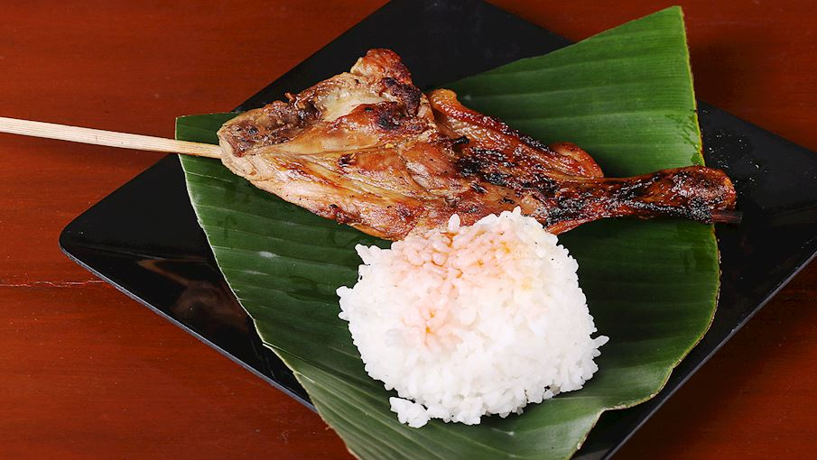 Inasal na Manok là món gà nướng đặc trưng của Philippines, đặc biệt phổ biến ở Bacolod. Gà được ướp với hỗn hợp giấm, tỏi, gừng, cà chua, nước mắm, và achiote (hạt điều đỏ) tạo màu sắc đẹp và hương vị đặc trưng. Gà được nướng trên than, tạo lớp da giòn và thịt mềm. Món này thường được ăn kèm với cơm trắng và nước chấm sinamak (giấm tỏi ớt)