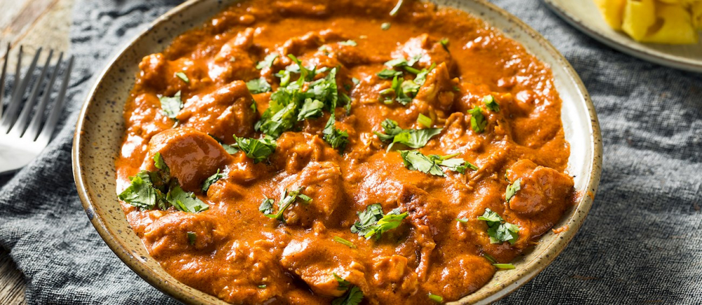 Murgh Makhani – Gà hầm bơ là một trong những món ăn khá lâu đời tại Ấn Độ, rất phổ biến tại nước này cũng như nhiều quốc gia lân cận. Cái tên thì đơn giản nhưng quy trình chế biến món ăn này lại khá kì công. Gà sẽ được ướp với hỗn hợp nước cốt chanh, sữa chua dahi, ớt đỏ Kashmir, muối, garam masala và bột gừng tỏi trong vài tiếng, sau đó sẽ được nướng, quay hoặc chiên áp chảo, hoặc nướng trong lò nướng tandoor (lò đất sét truyền thống), cuối cùng thành phẩm sẽ được rưới nước sốt cà ri với bơ – một loại nước sốt đặc biệt quyết định hương vị chuẩn của món ăn. Nước sốt này được nấu từ cà chua và hành tây đun nhỏ lửa cho tới khi sánh mịn và cạn bớt nước, được nêm nếm thêm một số gia vị như đinh hương, quế, mùi, tiêu, garam masalam, cỏ cà ri và bột điều để tạo màu. 