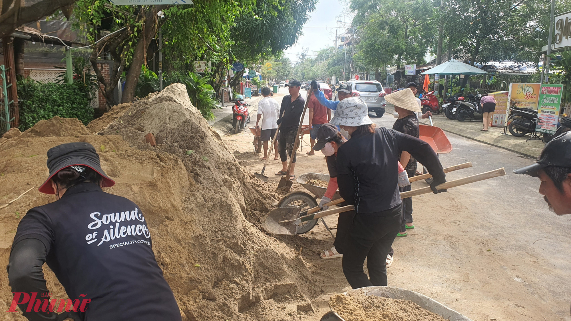 Ông Nguyễn Thế Hùng - Phó chủ tịch UBND TP Hội An - cho biết, khu vực sạt lở mới này nằm ngoài dự án kè chống xói lở khẩn cấp bờ biển Cửa Đại đoạn từ UBND phường Cẩm An đến khu vực An Bàng.