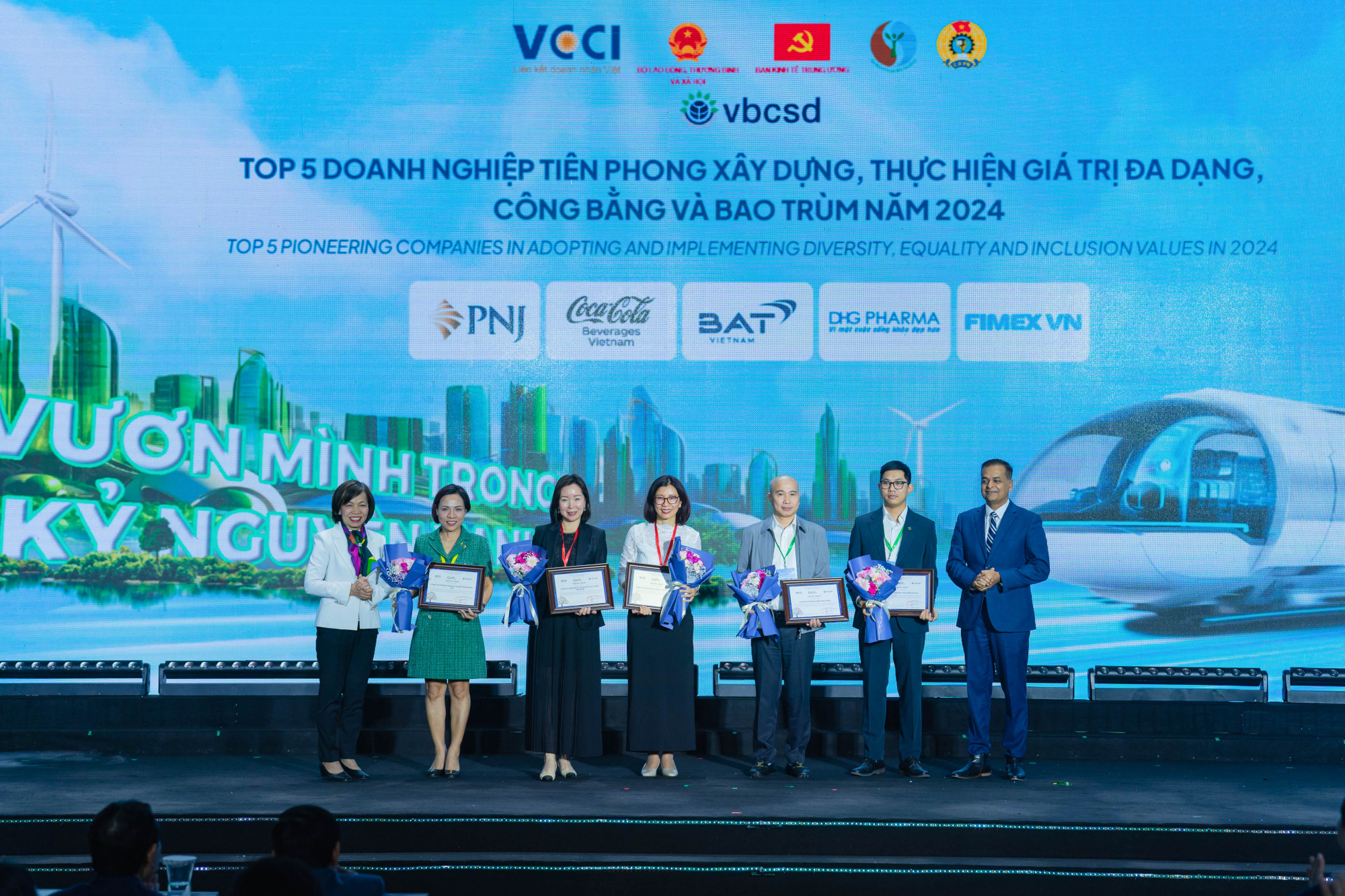 Bà Milly Cheng - Tổng giám đốc Công ty Coca-Cola Việt Nam - đại diện công ty nhận giải Top 2 “Doanh nghiệp phát triển bền vững” và giải thưởng “Doanh nghiệp tiên phong xây dựng, thực hiện tính công bằng, bình đẳng, bao trùm” tại giải thưởng CSI 2024 - Ảnh: Coca-Cola Việt Nam