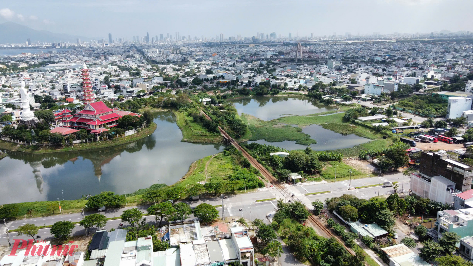 Khu vực hồ Trung Nghĩa (Q.Liên Chiểu), nơi TP Đà Nẵng dự tính di dời ga đường sắt hiện hữu cách khoảng 4,2km về đây. Dự án dự tính sẽ tiêu tốn 2.297 tỉ đồng, hoạt động đến năm 2050. Sau đó sẽ di dời lên xã Hoà Sơn, huyện Hoà Vang theo quy hoạch trong giai đoạn 2, chi phí khoảng 3.812 tỉ đồng. Ước tính chung chi phí hai giai đoạn của cả dự án là 9.045 tỉ đồng, được đầu tư bằng nguồn vốn ngân sách nhà nước.