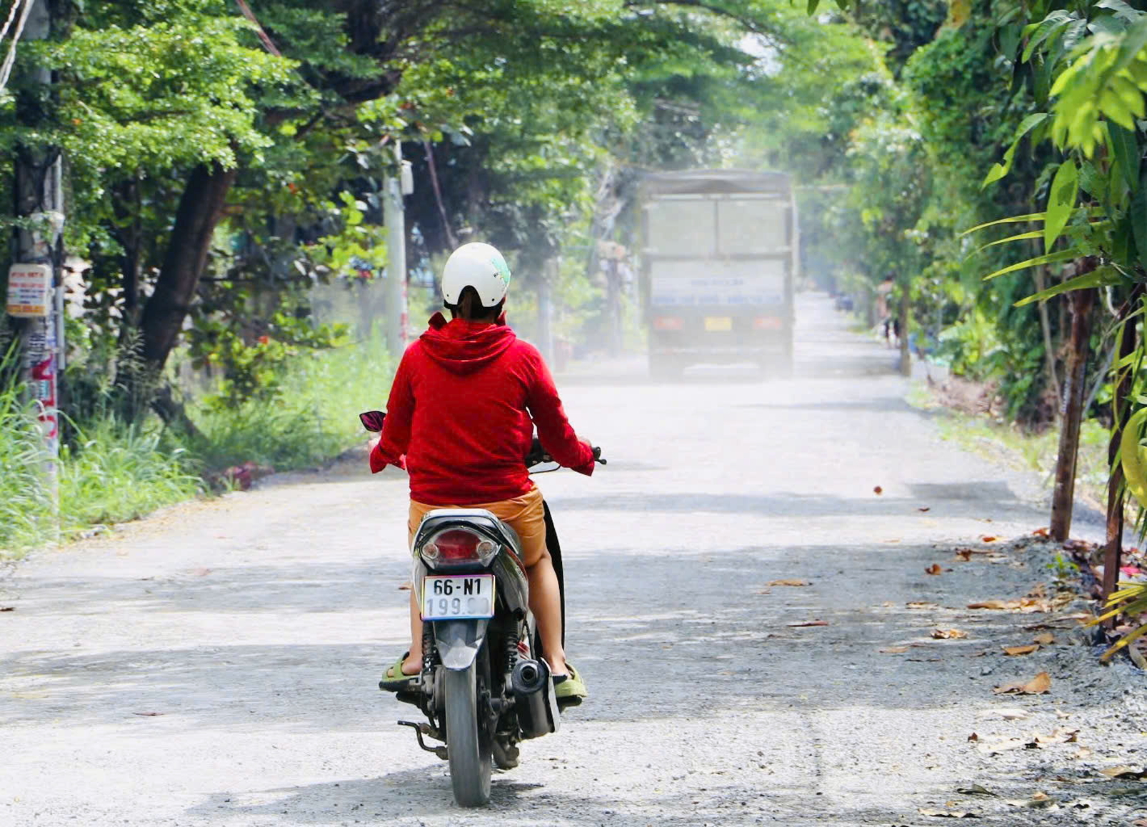 Mỗi khi xe chạy qua, bụi bốc lên mù mịt