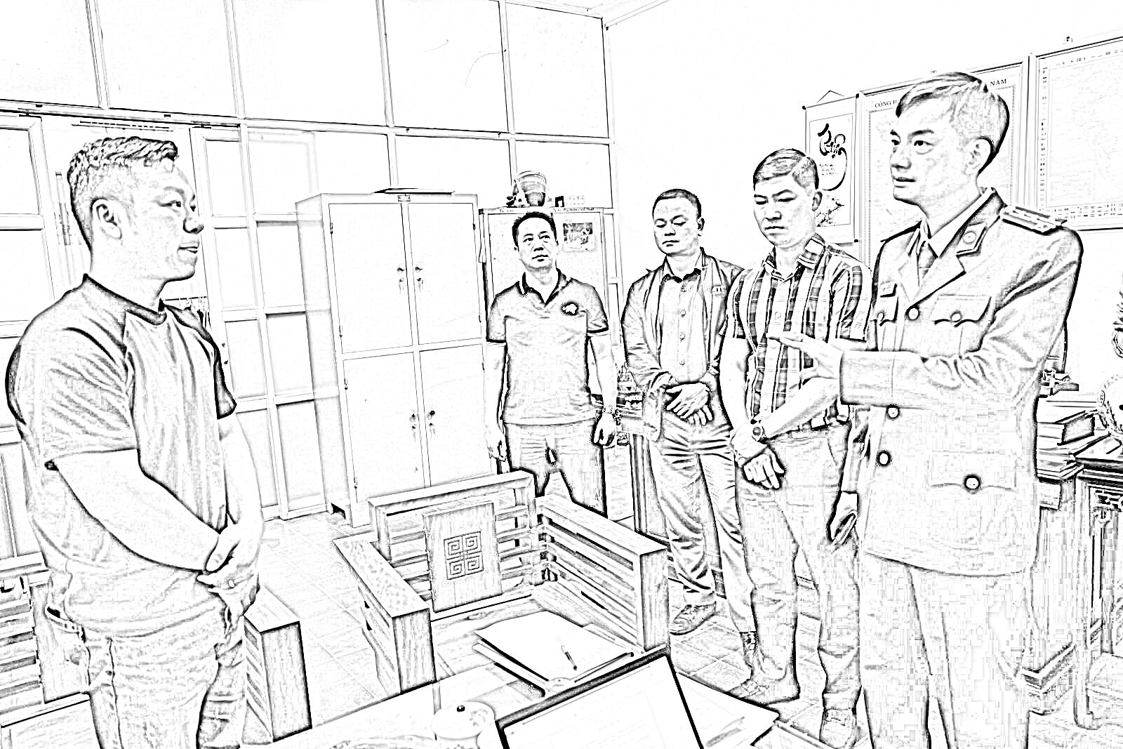 Đại tá Đỗ Đức Trịnh - Phó Giám đốc Công an tỉnh Bắc Giang (ngoài cùng, bên phải) trực tiếp chỉ đạo công tác đấu tranh chuyên án - Ảnh: CACC