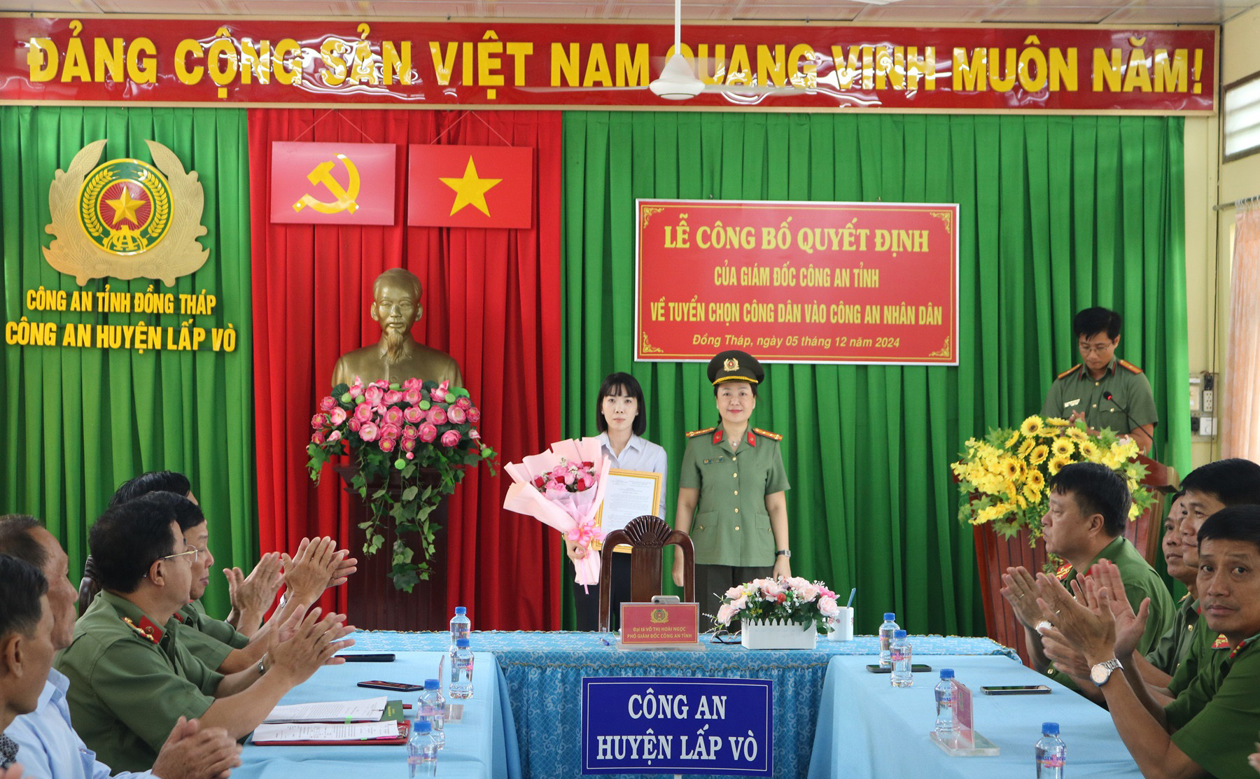 Đại tá Võ Thị Ngọc Hoài - Phó Giám đốc Công an tỉnh Đồng Tháp trao quyết định tuyển dụng chị Hống Thị Hồng Nhung vợ liệt sĩ Hồ Tấn Dương vào công tác tại Công an huyện Lấp Vò - Ảnh Công an Đồng Tháp