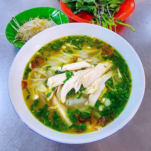 Phở, miến gà Kỳ Đồng. Phở, miến gà ở đây có nước dùng thanh, vừa vị được hầm từ xương gà và nước luộc gà. Tô miến gà có thịt gà dai dai vừa dủ làm cho khách thấy ngon miệng. Thực khách có thể ăn tô miến để sẵn thịt hoặc gọi dĩa gỏi gà riêng ăn cùng với miến. Địa chỉ: 14/5 Bis Kỳ Đồng, Phường 9, Quận 3, Mở cửa hằng ngày từ 5g30 - 22g30.