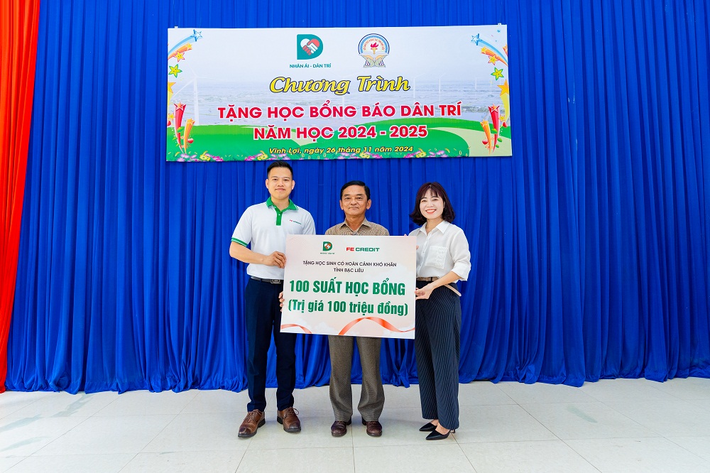 Ông Nguyễn Chí Điền, đại diện của FE CREDIT, trao tặng học bổng cho các em học sinh hiếu học, vượt khó tỉnh Bạc Liêu - Ảnh: FE CREDIT