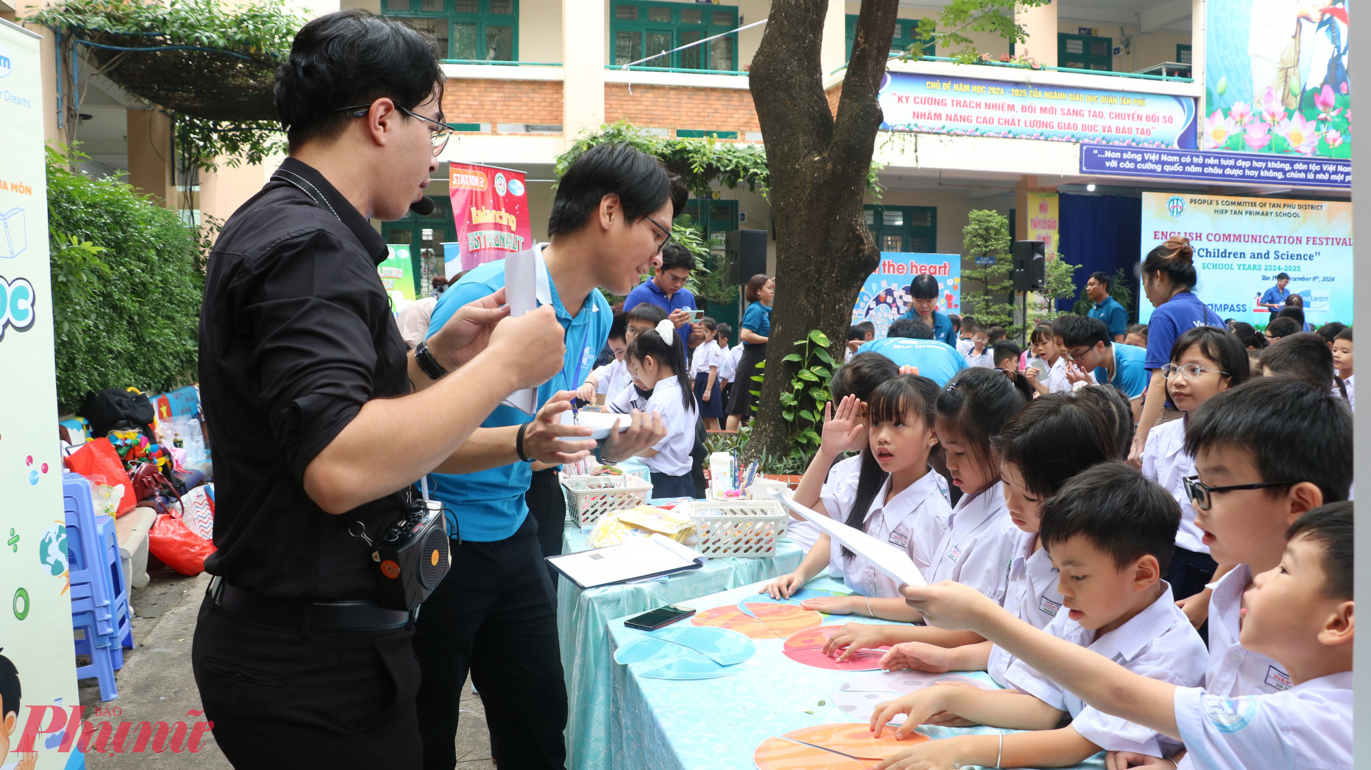 Bà Nguyễn Thị Minh Nguyệt - Hiệu trưởng nhà trường - cho biết, mục đích của ngày hội là giúp học sinh nâng cao kỹ năng giao tiếp tiếng Anh, đẩy mạnh phong trào học tập tiếng Anh trong nhà trường. Đồng thời, gắn kết học sinh trong lớp và giữa các lớp với nhau thông qua những trò chơi tập thể.