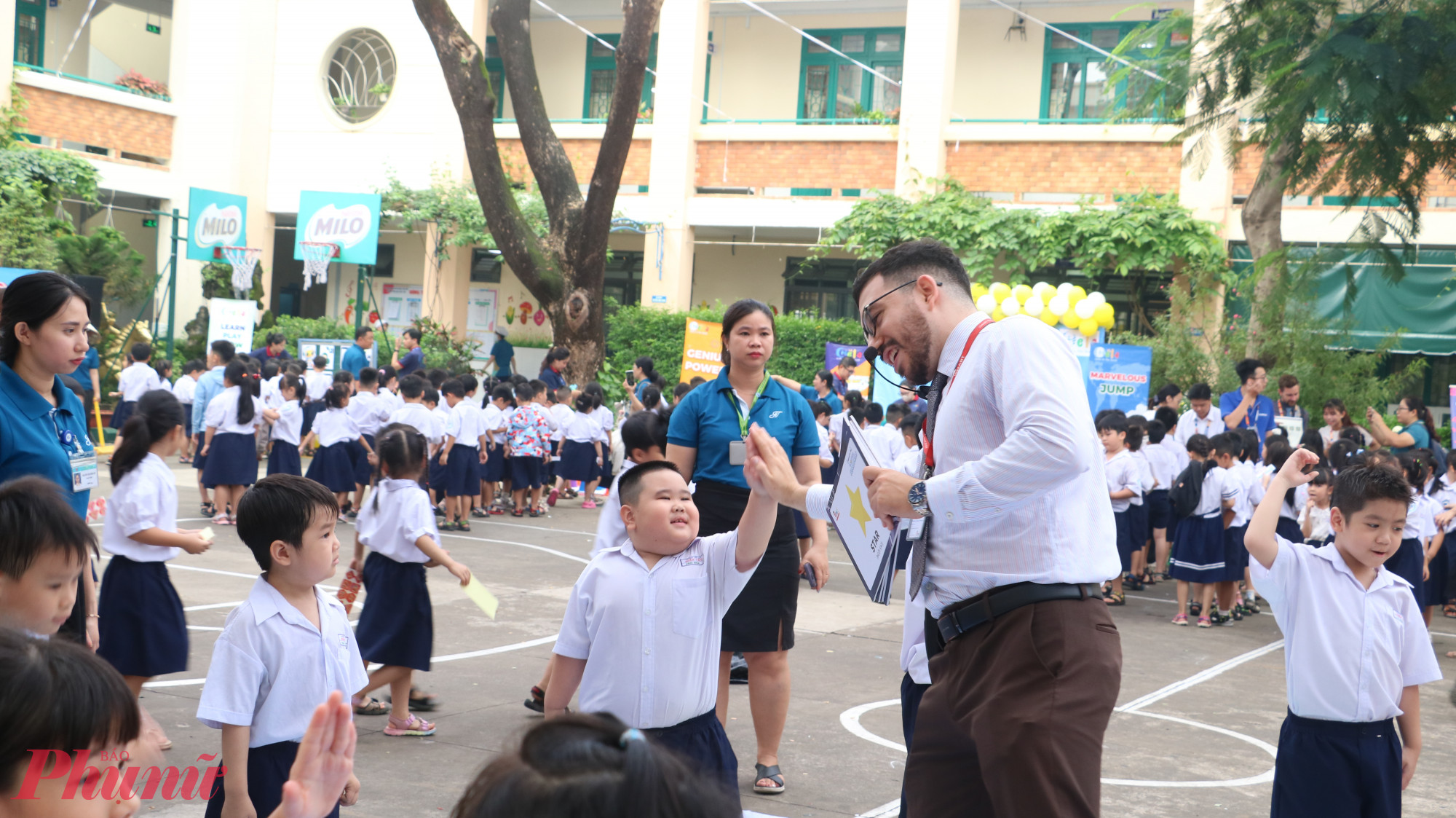 Theo bà, việc rèn luyện, phát triển kỹ năng nói tiếng Anh là điều rất cần thiết cho học sinh. Bởi lẽ, nhiều em dù học được, hiểu được nhưng không tự tin để giao tiếp với người khác. Ngoài hoạt động giảng dạy, trường còn xây dựng CLB tiếng Anh để những học sinh có đam mê có thể giao lưu và phát triển khả năng.