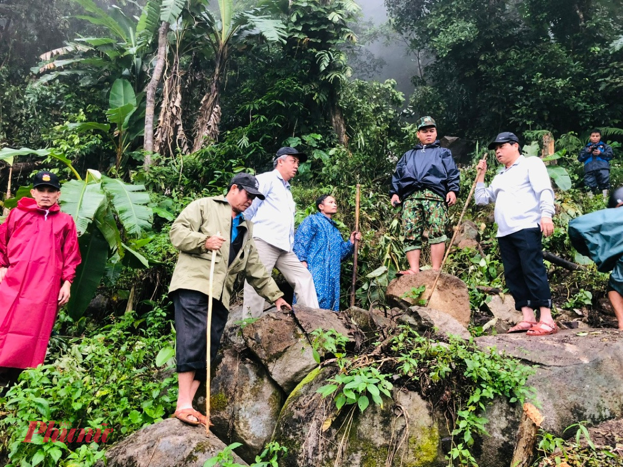 Đá lăn trên núi xuống đe doạ làng Tu Hon