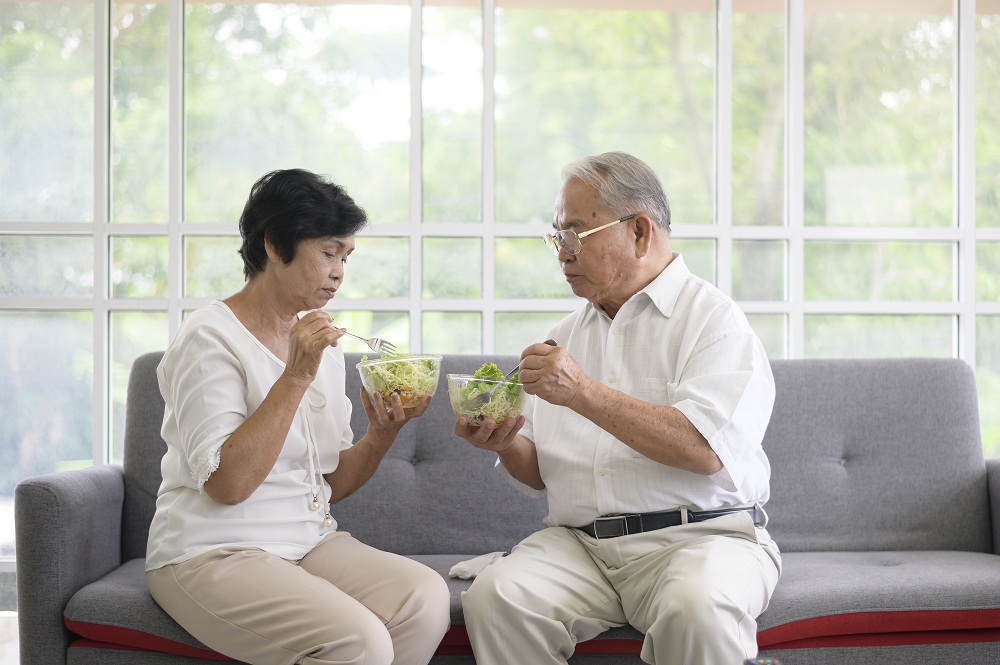 Ngoài tiêm vắc xin cúm, người cao tuổi nên ăn uống đủ chất để tăng cường sức đề kháng. Ảnh: Vecteezy