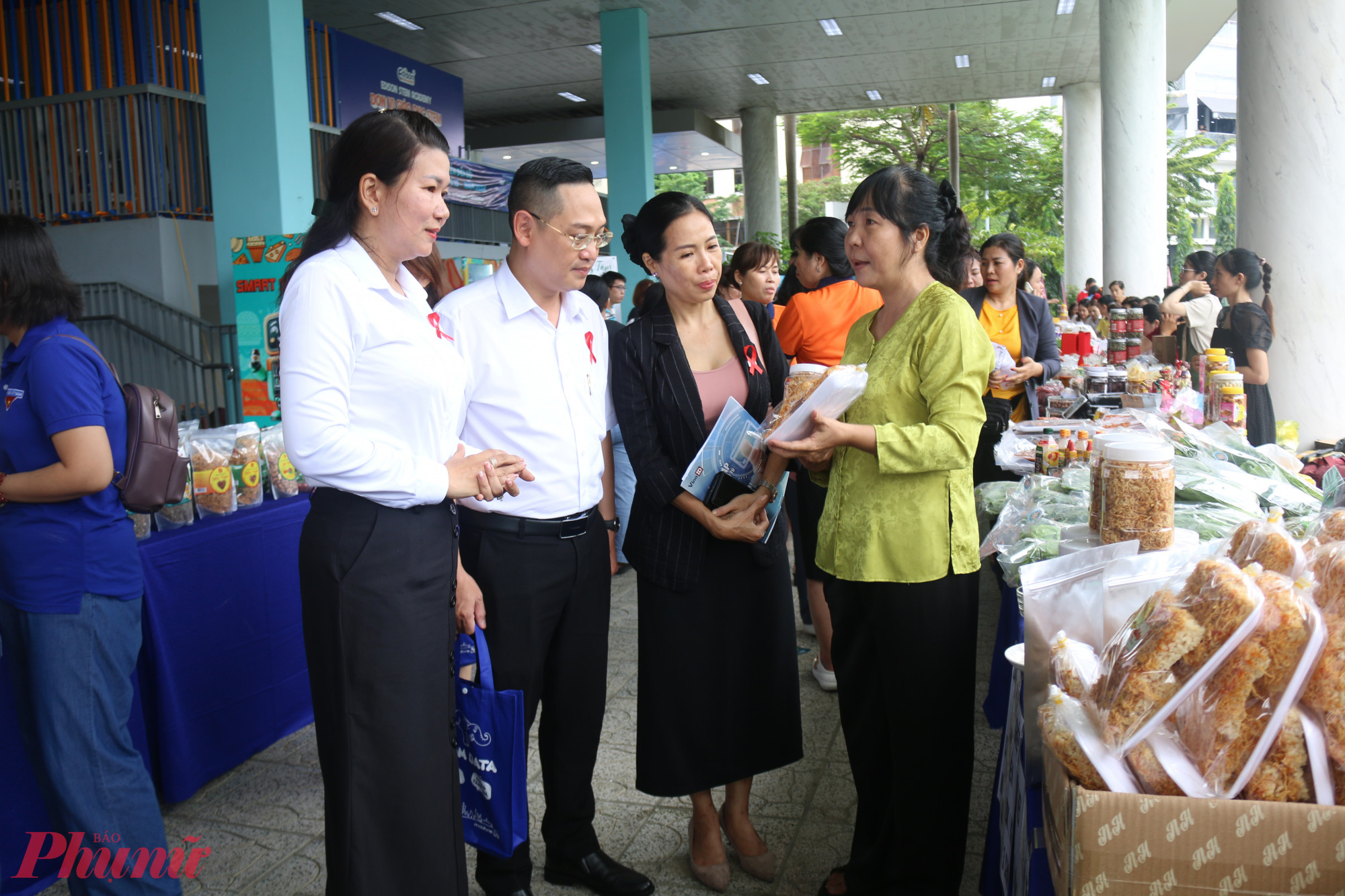 Các đại biểu tham quan, mua sắm tại các gian hàng khởi nghiệp của hội viên phụ nữ