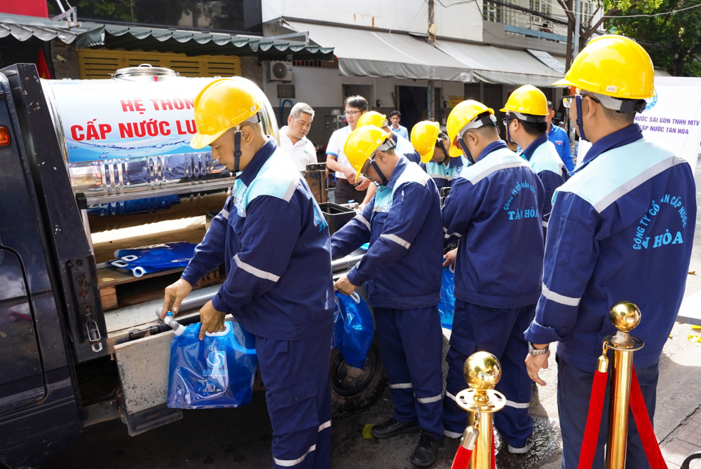 Nhân viên Cấp nước Tân Hòa triển khai giải pháp cấp nước khẩn cấp, cấp nước bằng xe bồn và hệ thống cấp nước lưu động đến người dân tại buổi diễn tập