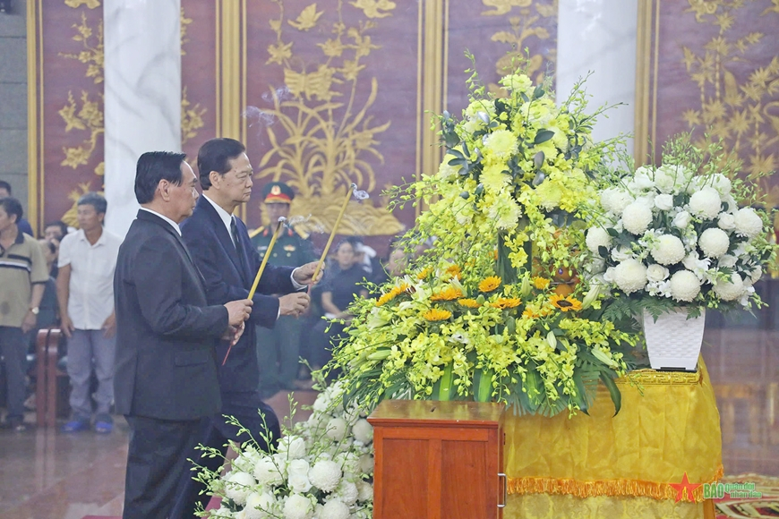 Nguyên Thủ tướng Chính phủ Nguyễn Tấn Dũng, nguyên Thường trực Ban Bí thư Lê Hồng Anh dâng hương tưởng nhớ các liệt sĩ. 