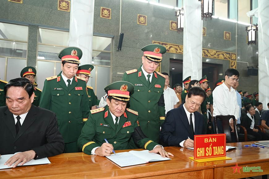 Thượng tướng Võ Minh Lương cùng các đồng chí nguyên lãnh đạo Đảng, Nhà nước ghi sổ tang. 