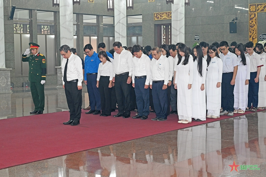 Đoàn đại biểu Ủy ban MTTQ Việt Nam TP Hồ Chí Minh và các tầng lớp nhân dân thành phố đến viếng. 