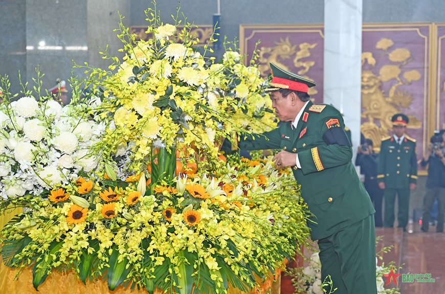 Thượng tướng Võ Minh Lương dâng hương tưởng nhớ các liệt sĩ. 