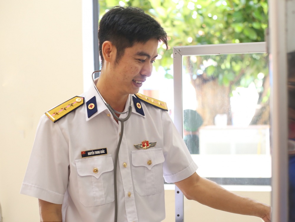 Thượng úy chuyên nghiệp Nguyễn Trung Khắc - nhân viên quân y trạm ra đa 615