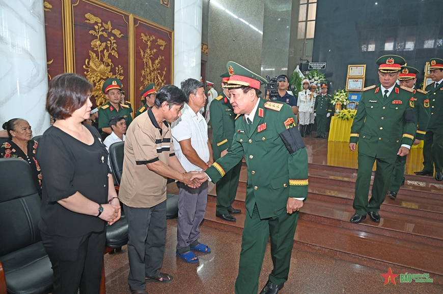 Thượng tướng Võ Minh Lương chia buồn cùng thân nhân liệt sĩ. 