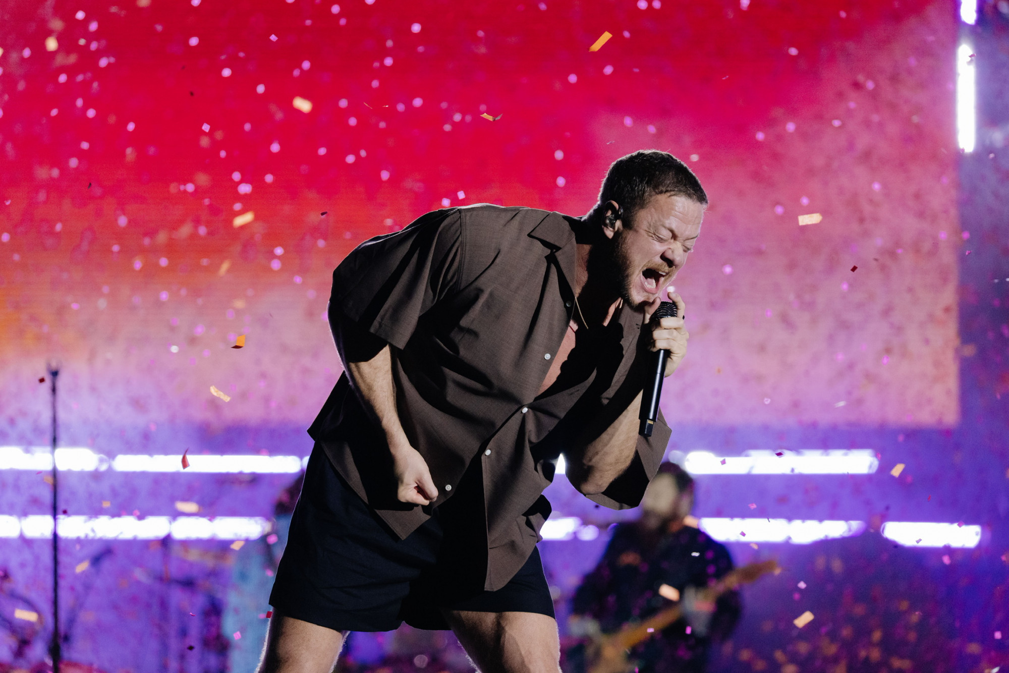 Dan Reynolds thể hiện giọng hát nội lực trong suốt phần trình diễn