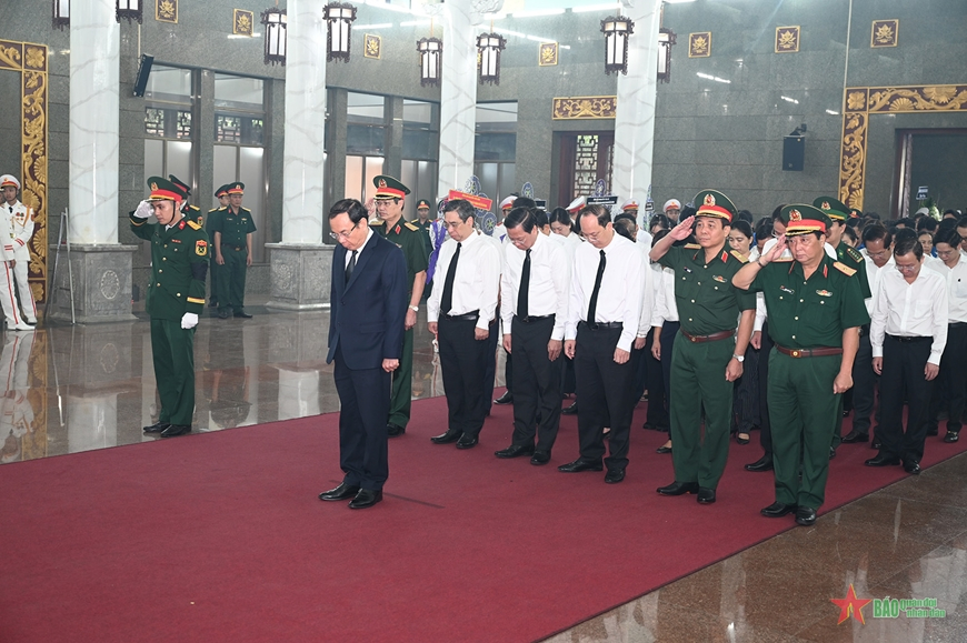 Đoàn đại biểu Thành ủy, HĐND, UBND, Ủy ban MTTQ Việt Nam TP Hồ Chí Minh do đồng chí Nguyễn Văn Nên, Ủy viên Bộ Chính trị, Bí thư Thành ủy TP Hồ Chí Minh làm trưởng đoàn, đến viếng.