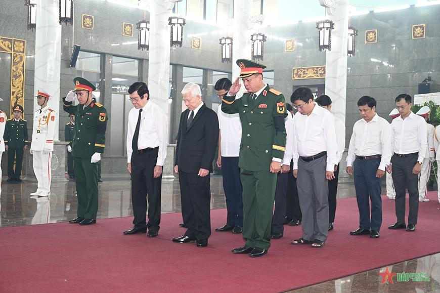 Nguyên Chủ tịch nước Nguyễn Minh Triết, nguyên Chủ tịch nước Trương Tấn Sang đến viếng các liệt sĩ. 