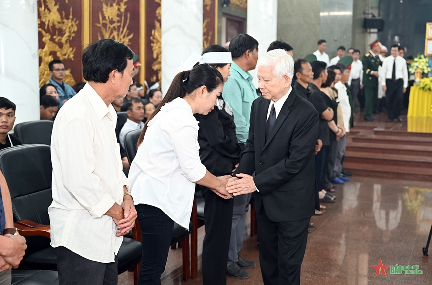 Nguyên Chủ tịch nước Nguyễn Minh Triết tiễn biệt các liệt sĩ và chia buồn cùng gia đình liệt sĩ. 