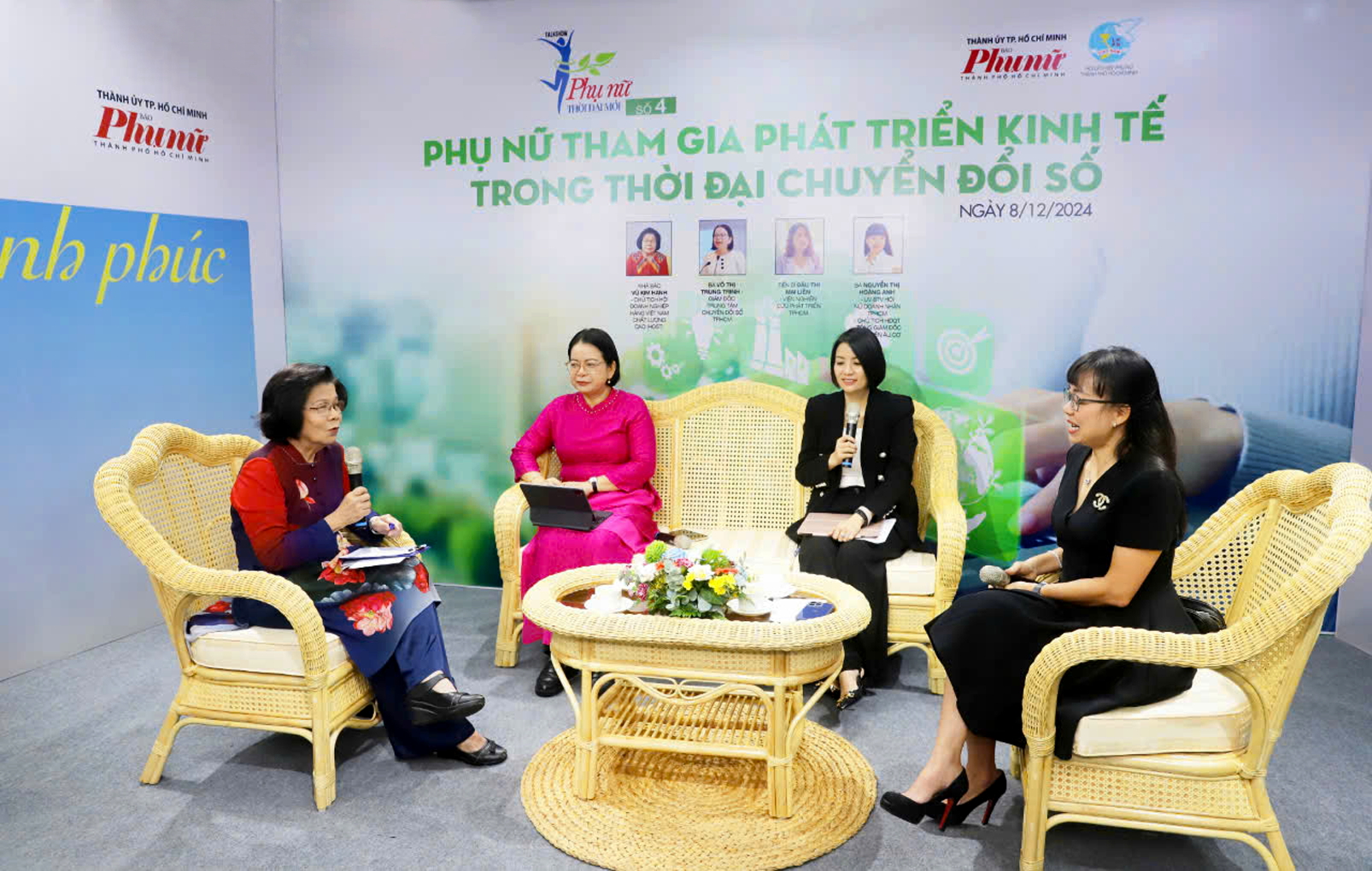 Các đại biểu trao đổi tại talk show. Từ trái sang: nhà báo Vũ Kim Hạnh - Chủ tịch Hội Doanh nghiệp hàng Việt Nam chất lượng cao; bà Võ Thị Trung Trinh - Giám đốc Trung tâm Chuyển đổi số TPHCM; tiến sĩ Đậu Thị Mai Liên (Viện Nghiên cứu phát triển TPHCM); bà Nguyễn Thị Hoàng Anh - Ủy viên Ban Thường vụ Hội Nữ doanh nhân TPHCM,  Chủ tịch Hội đồng quản trị, Tổng giám đốc Bệnh viện Âu Cơ - ẢNH: PHÙNG HUY