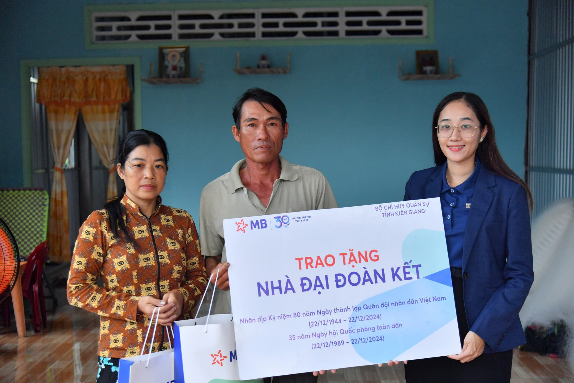 Trao nhà đại đoàn kết cho anh Nguyễn Văn Thi tại xã Thổ Sơn - Ảnh Phương Vũ