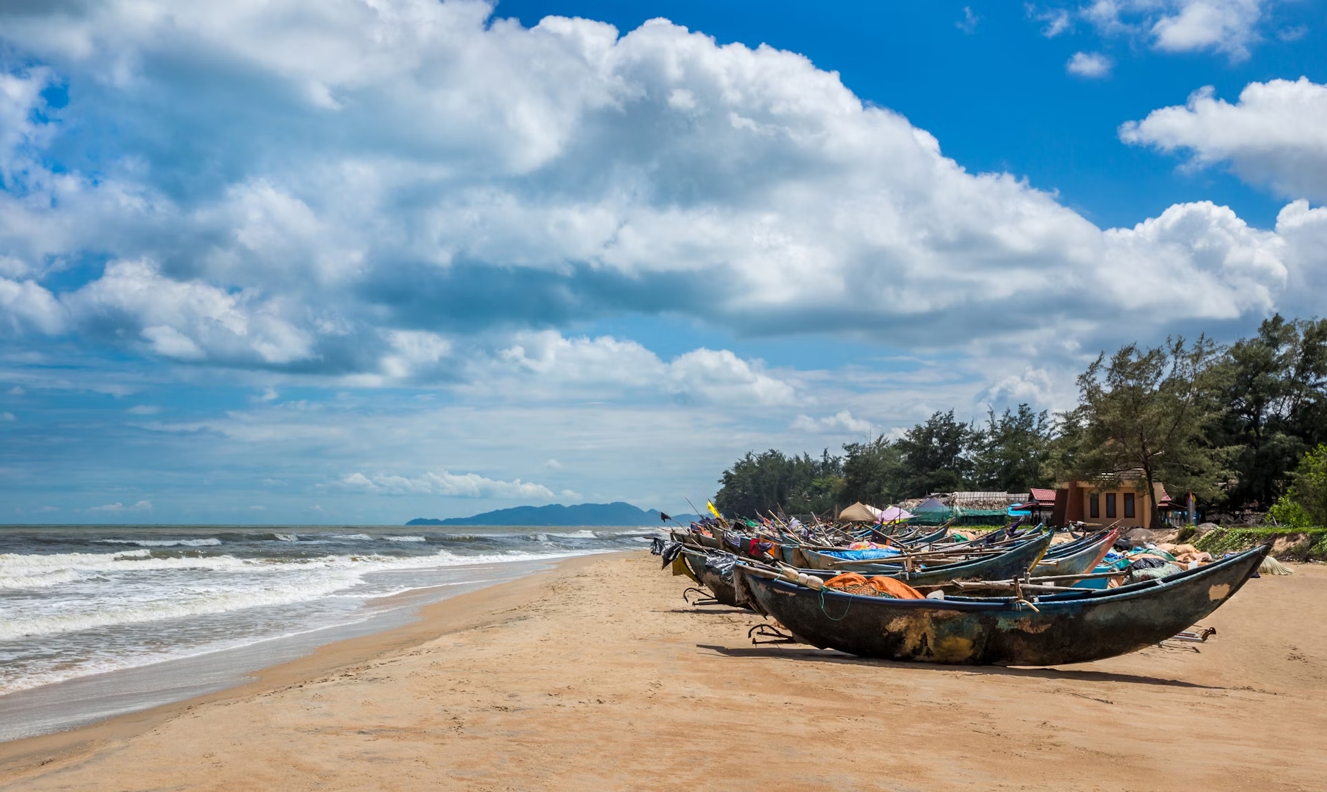 4. Hồ Cốc Bãi biển đẹp nhất cho chuyến đi nghỉ dưỡng tại TP.HCM  Với bãi cát vàng, làn nước trong vắt và thời gian di chuyển từ Thành phố Hồ Chí Minh chỉ 2 tiếng rưỡi, bãi biển này – trải dài gần 10km (6,25 dặm) về phía bắc Hồ Tràm – là một nơi hấp dẫn để dừng chân. Hồ Cốc ngày càng đông đúc với du khách từ Thành phố Hồ Chí Minh, đặc biệt là vào cuối tuần – nhưng vào các ngày trong tuần, nơi đây vẫn yên bình.'