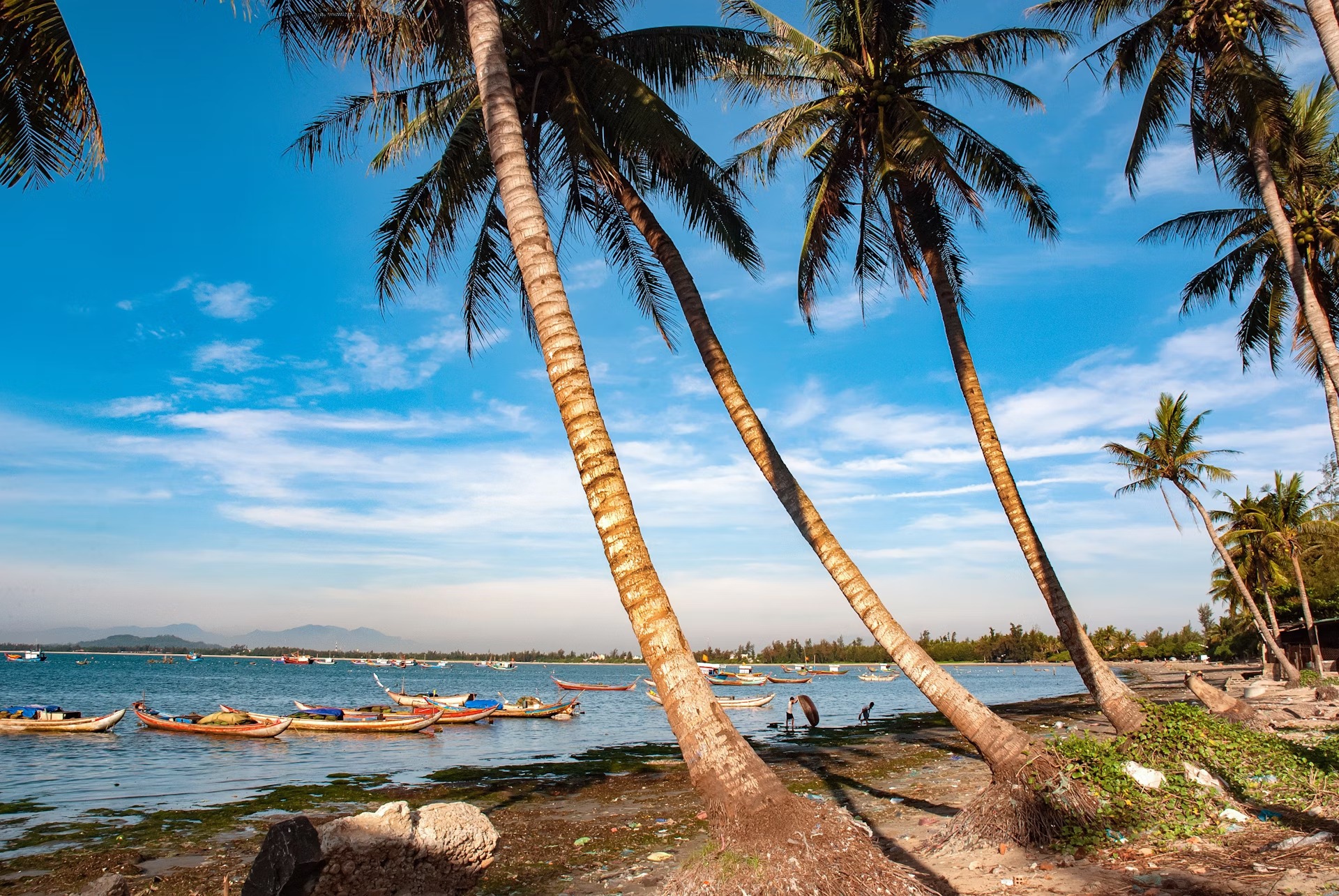 10. Bãi biển Mỹ Khê Bãi biển tốt nhất cho vùng nước nông và vui chơi cùng gia đình  Không nên nhầm lẫn với bãi biển cùng tên của Đà Nẵng, bãi biển Mỹ Khê này nằm cách Quảng Ngãi một khoảng cách ngắn ở miền trung Việt Nam và tự hào có một bãi biển tuyệt đẹp với cát trắng mịn và bơi lội tốt. Nó trải dài hàng km dọc theo một dải cát mỏng, có hàng phi lao, tách biệt với đất liền bởi Sông Kinh Giang, một vùng nước nằm ngay trong đất liền từ bãi biển. Nếu bạn tránh các ngày lễ và cuối tuần, bạn sẽ có cơ hội tốt để có được trải nghiệm tuyệt vời này chủ yếu là dành cho riêng mình. Đường bờ biển có hình dạng thềm thoai thoải, khiến nó trở nên tuyệt vời (và an toàn) cho trẻ em.