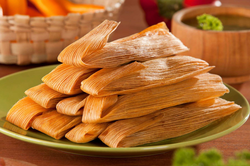 Tamales Cusqueños là một món ăn truyền thống của vùng Cusco, Peru, làm từ bột ngô (masa) trộn với nước luộc thịt và mỡ, gói trong lá chuối hoặc lá ngô, rồi hấp chín. Nhân thường gồm thịt gà, lợn hoặc bò, kèm gia vị địa phương như ớt ají panca, trứng luộc, và ô liu. Đây là món ăn phổ biến trong lễ hội và bữa sáng, mang đậm nét văn hóa ẩm thực vùng Andes.